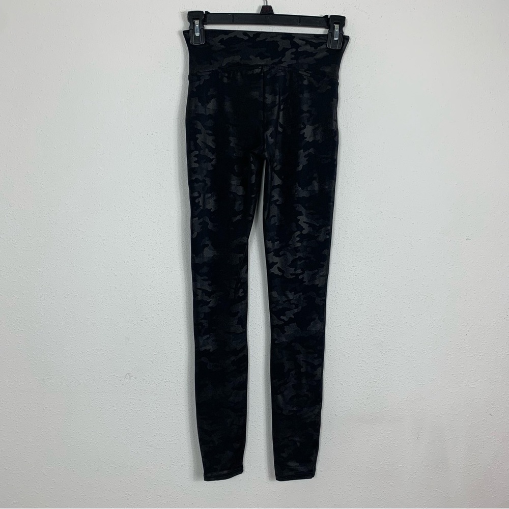 Spanx Matte Black Faux Leather Camo Leggings Small - Picture 5 of 8